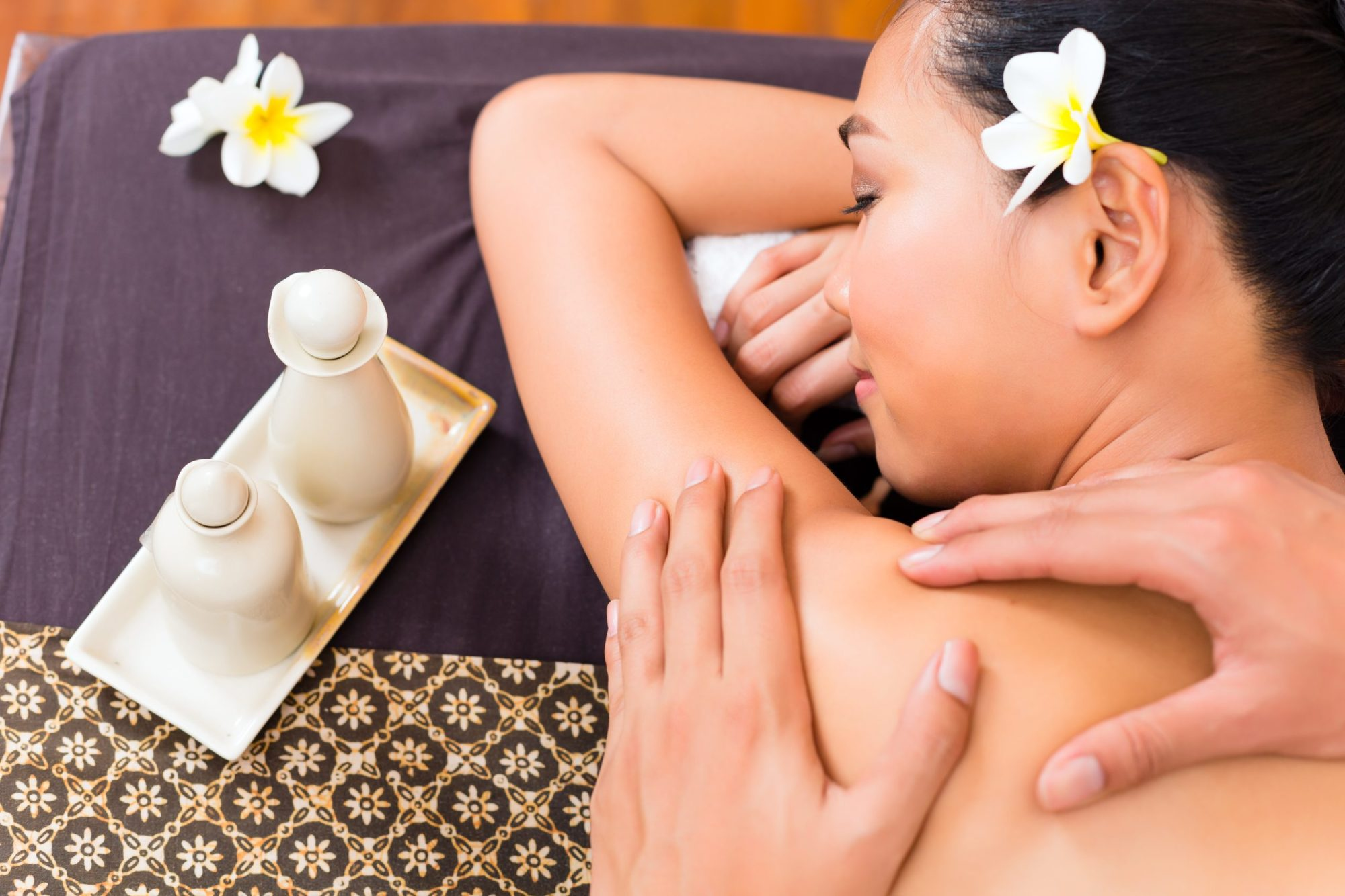 Sanfte Aroma-Öl-Massage mit Plumeria-Blüte